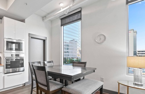 Second Ward Condo | StaysByWalker Uptown 3BR|Spa/Gym/KingBed/Parking