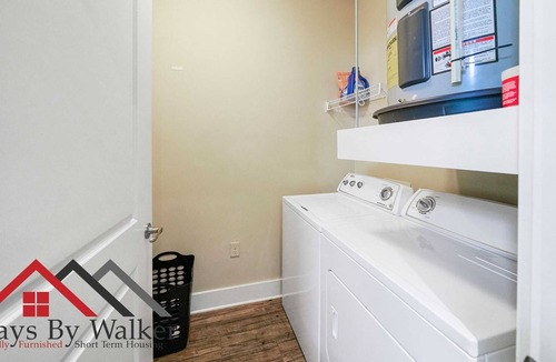 SouthPark Condo | StaysByWalker™ King Bed ★ SouthPark 1BR Condo ★ Pool/Gym (726 SqFt)