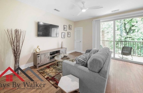 SouthPark Condo | StaysByWalker™ King Bed ★ SouthPark 1BR Condo ★ Pool/Gym (726 SqFt)