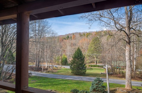 Hendersonville Cabin | Stoneledge Cabin:Romantic Log Cabin, Hot Tub, Creek, Stone Fireplace, WiFi, ROKU