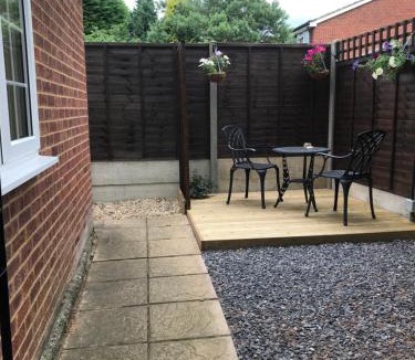 Staines Apartment | Studio-1-Staines/Heathrow/London-own entrance