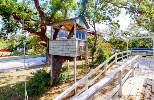 Brigands' Bay House | Studio 54 #282-F