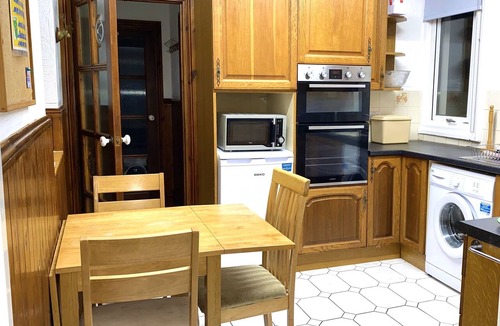 Weston-super-Mare Apartment | Studio Apartment with private bathroom