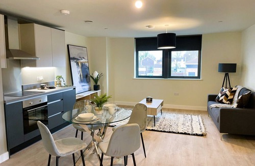 West Bromwich Apartment | Studio Apartment with Car Park, Gym, Lounge Room
