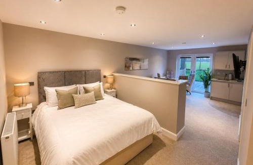 Longcroft House | Studio Apartment with great views and outdoor deck