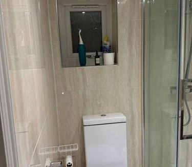 Redbridge Apartment | Studio flat Gants Hill with Free Parking