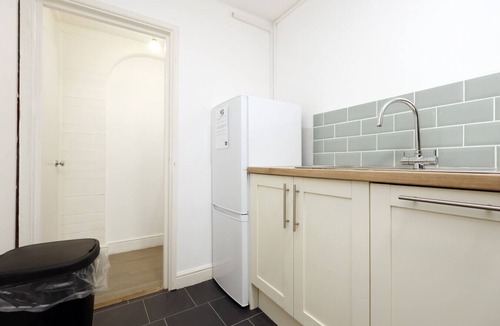 Gorseinon Apartment | Studio Kitchen Parking Ideal for Contractors