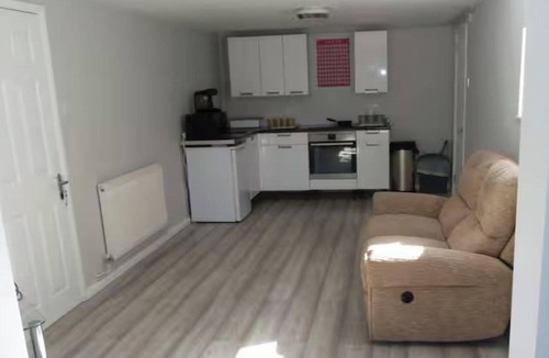 Felpham Apartment | Studio Sleeps 2 - Pets Welcome - Enclosed Garden