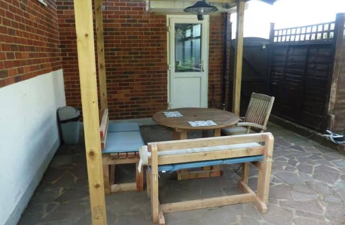 Felpham Apartment | Studio Sleeps 2 - Pets Welcome - Enclosed Garden