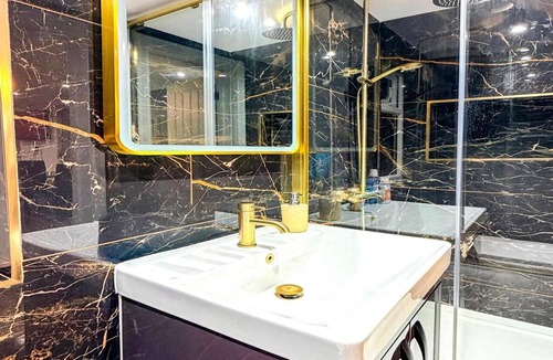 London Borough of Ealing Apartment | Studio - Sleeps 3 - Aircon - Parking - Pets