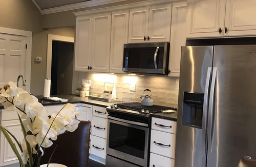 Historic Montford House | Stunning 1902 Historic Montford Cottage, Walk to downtown Asheville!