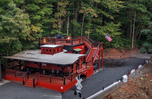 Saluda Cottage | Stunning 1927 Historic RR Caboose X61 Train car with Master Suite Sleeps 4