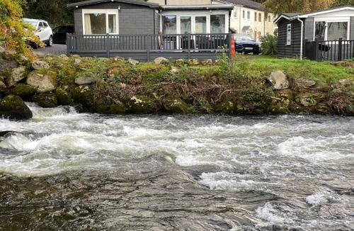 Bont Newydd Ski Chalet | Stunning 3 Bed Riverside Cabin in Snowdonia
