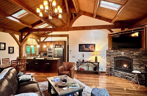 Waynesville Cabin | Stunning 3-bedroom private mountain retreat nestled in the Smoky Mountains
