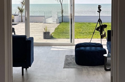Cooden Villa | Stunning 8 bed Seaside Villa, Pool, Cinema, Bar, Private Beach. Sleeps 17