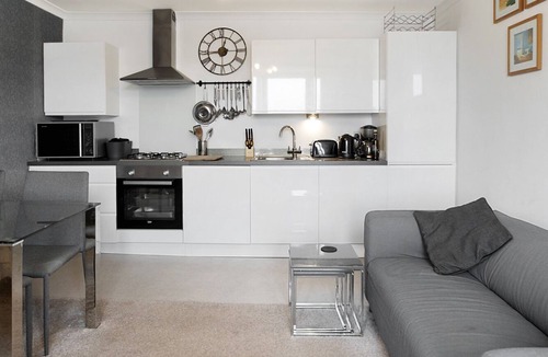 Shaldon Apartment | Stunning Beach front 2x bebroom Apartment, Shaldon, with sea front parking space