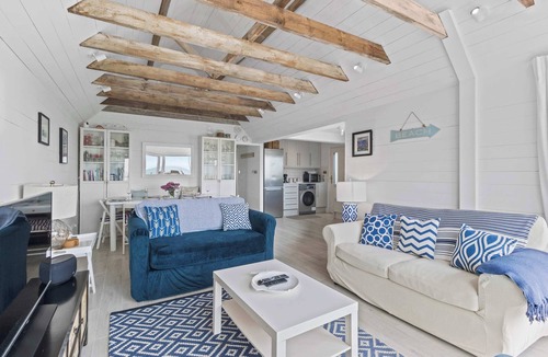 Pevensey House | Stunning Beachfront Bungalow Ocean Views & BBQ