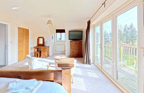 Filey Apartment | Stunning Coastal Cottage - Sleeping 8 in 4 Bedrooms - Pool and Beach Access Included.