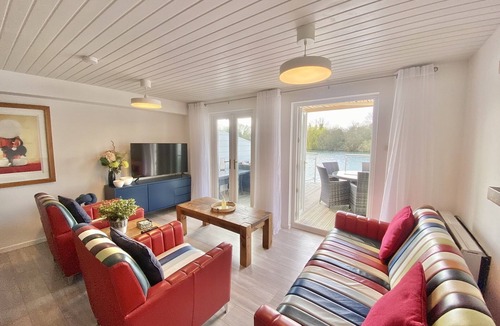 South Cerney Cabin | Stunning Completely Refurbished Lakeside Lodge - Sleeps 6