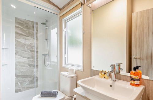 Milford on Sea Cabin | Stunning Luxury 2-Bed Lodge Near to New Forest and Milford on Sea Sleeps 6