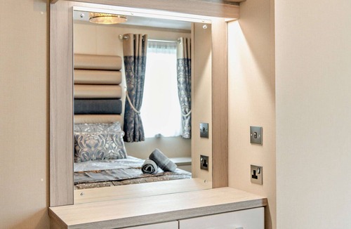 Milford on Sea Cabin | Stunning Luxury 2-Bed Lodge Near to New Forest and Milford on Sea Sleeps 6