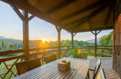Burnsville Cabin | **Stunning Mtn Lodge, Over 10 Private acres, Pond, fishing, Fire-pit, hiking**