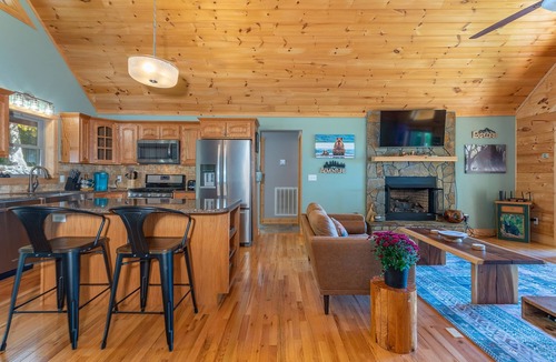 Bakersville Cabin | Stunning Mtn Views, Hot Tub+Fire Pit, Fireplace~Grill, WiFi, Private, Near Town!