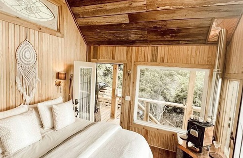 Canton Cabin | Stunning Pet-Friendly Treehouse for Relaxing Glamping Retreats in North Carolina