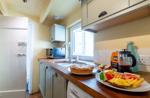 Gorran Haven House | Stunning private villa for 6 guests with WIFI, TV, patio and pets allowed