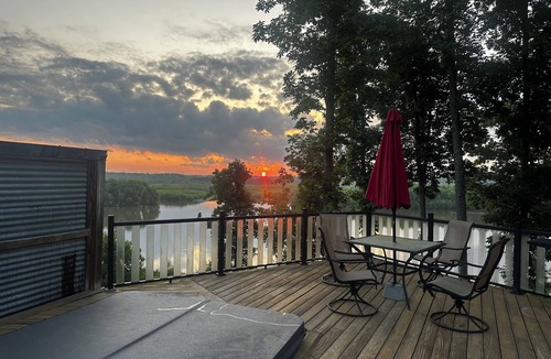 Southmont House | Stunning views from this lakeside cottage. Sleeps 8-11.
