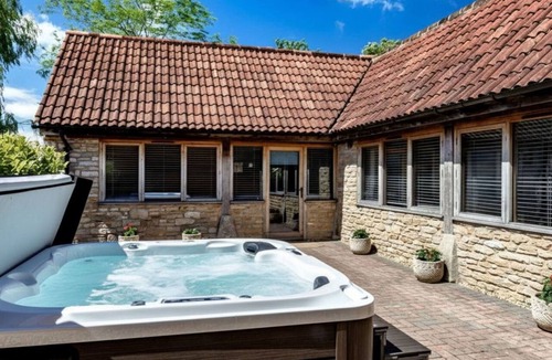 Seend House | Stunning villa for 4 guests with WIFI, terrace and pets allowed