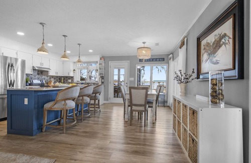 White Lake House | Stunning Waterfront Home & Panoramic Lake Views