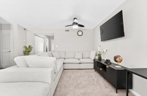 Durham Apartment | Styling Gem 5mins to Downtown pool-gym-parking