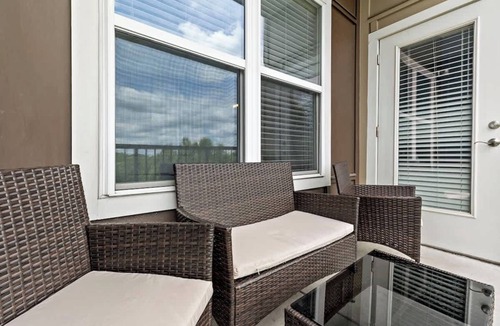 Cherry Apartment | Stylish 1BD Retreat | 5 Mins to Downtown | Free Parking + Gym + Sleeps 6