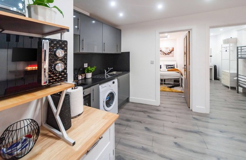 Haringey Apartment | Stylish 2-Bed Flat for 6 | 2 Min to Tube