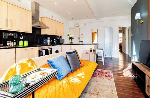 South Kensington Apartment | Stylish 2BR Near Hyde Park & Museums, Kensington