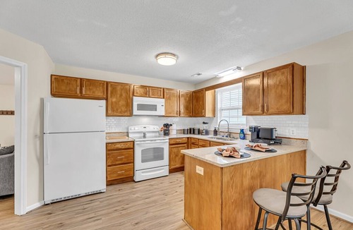 Winston - Salem House | Stylish 2BR Near Hospital King Bed Fast WiFi