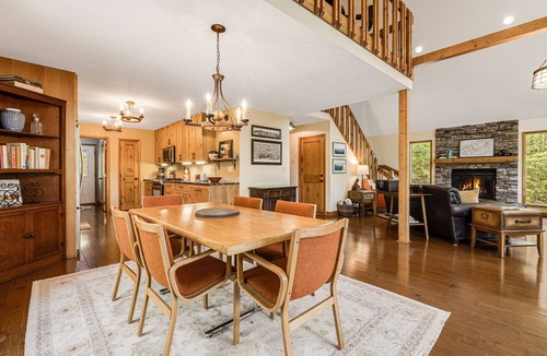 Avery Creek House | Stylish A-Frame⛰️ Fire Pit + Pet-Friendly & Biltmore Pass | 20min to AVL