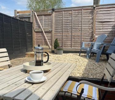 Caversham House | Stylish Caversham Town-House Free Parking & Garden