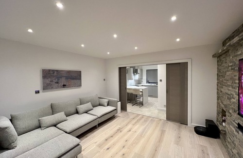 Shortlands Condo | Stylish Contemporary Apartment