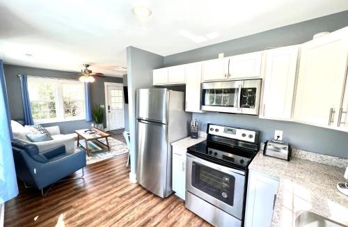 Wilmington House | Stylish Cozy Tree House Pet Friendly!