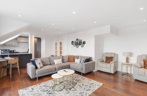 Hillingdon Apartment | Stylish Executive near Heathrow
