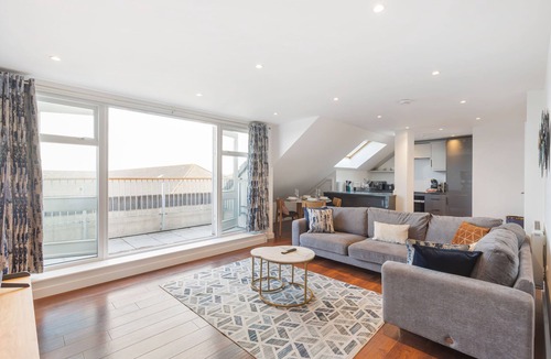 Hillingdon Apartment | Stylish Executive near Heathrow