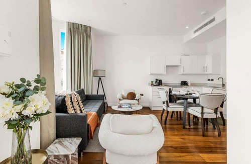 Royal Borough of Kensington and Chelsea Apartment | Stylish Flat Close to Hyde Park AC