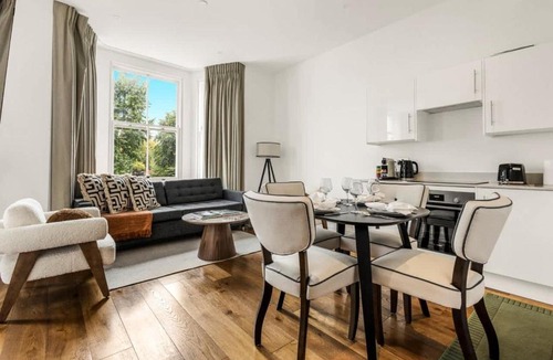 Royal Borough of Kensington and Chelsea Apartment | Stylish Flat Close to Hyde Park AC