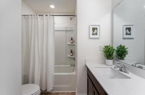Southeast Raleigh House | Stylish Getaway near City Center & Coastal Credit Music Park