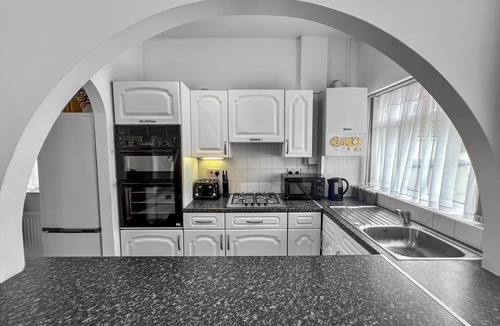 Stoke-on-Trent House | ⭑ Stylish House Near Hospital with Free Parking ⭑