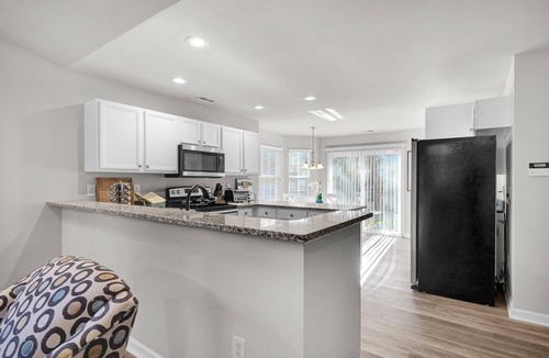 Northeast Raleigh House | Stylish Luxe One-Level Twnh Steps from Neuse Trail