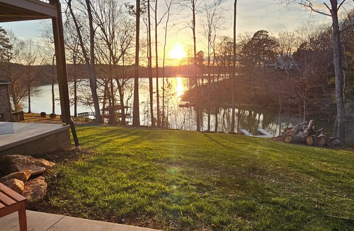 Granite Falls House | Stylish & Modern Lakefront House, Dog Friendly
