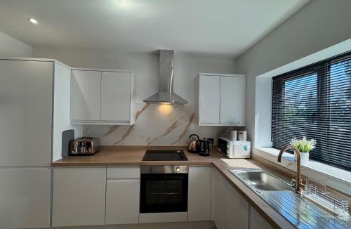 Whitwick Apartment | Stylish Modern Studio, Hotel-Quality Stay